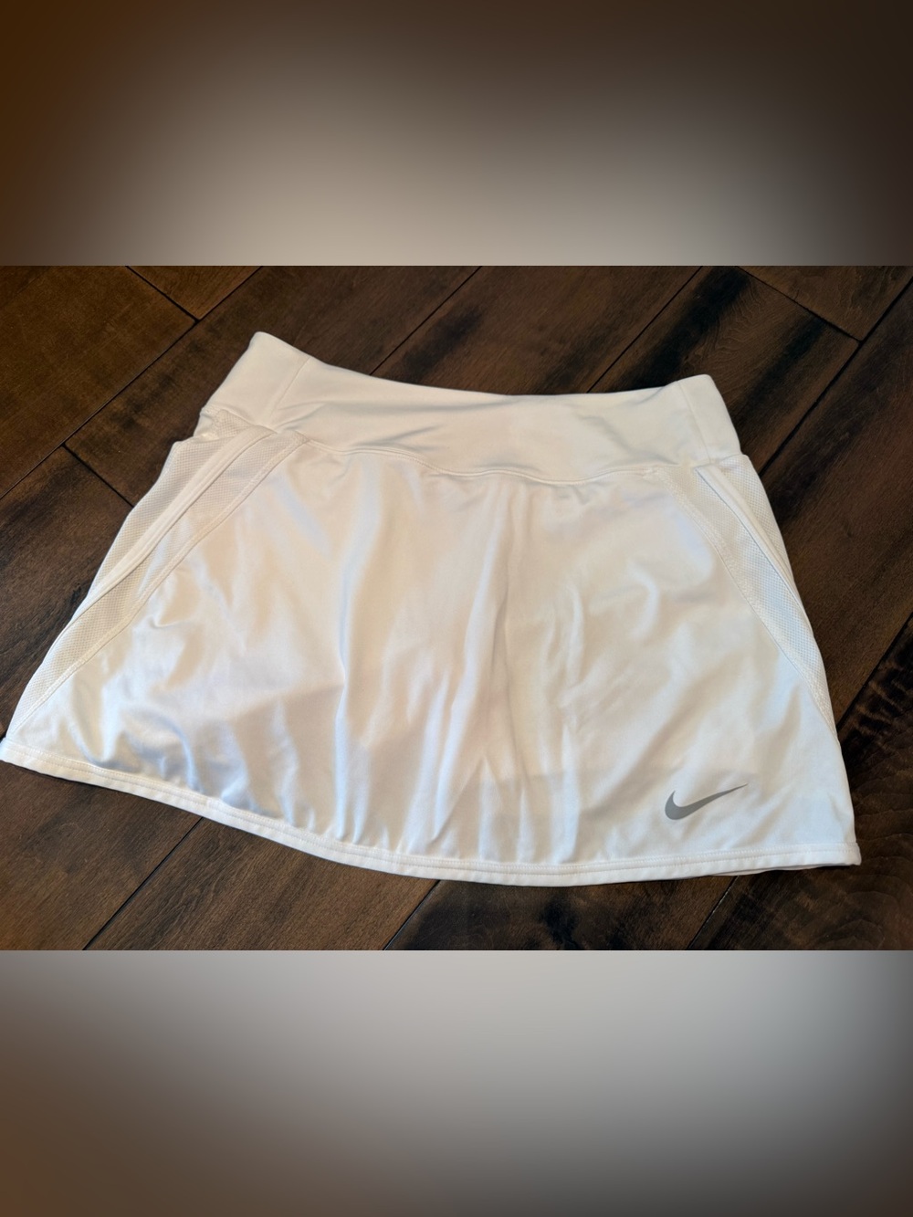Nike Women’s White Tennis Skort with Subtle Logo